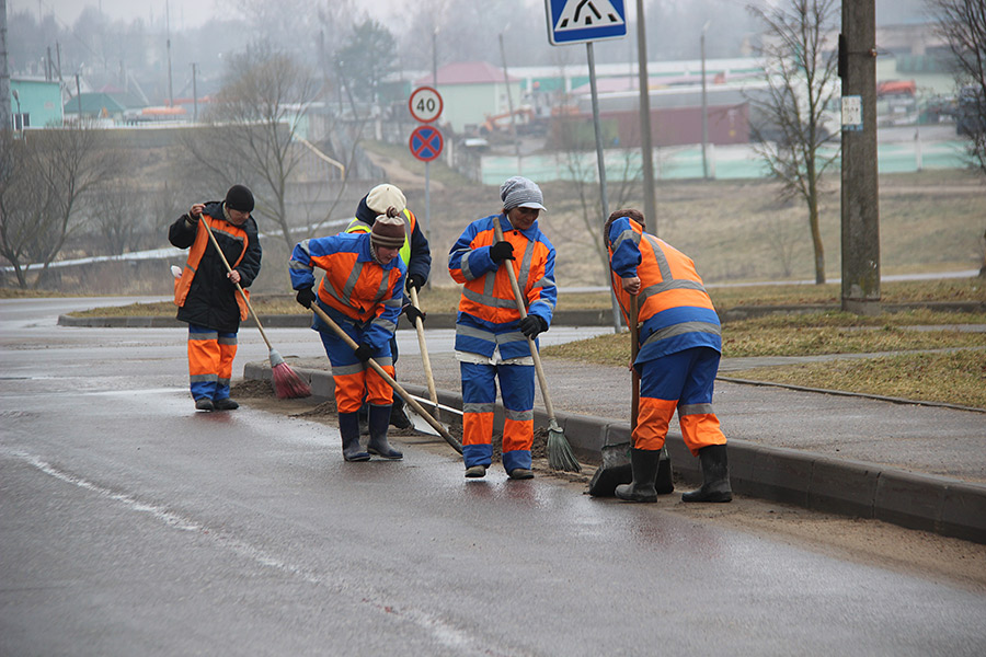 Идет уборка улиц в городе