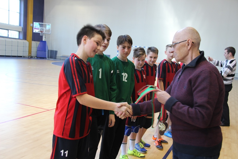 Вилорий Емельянов вручает медали победителям, 2016 г.